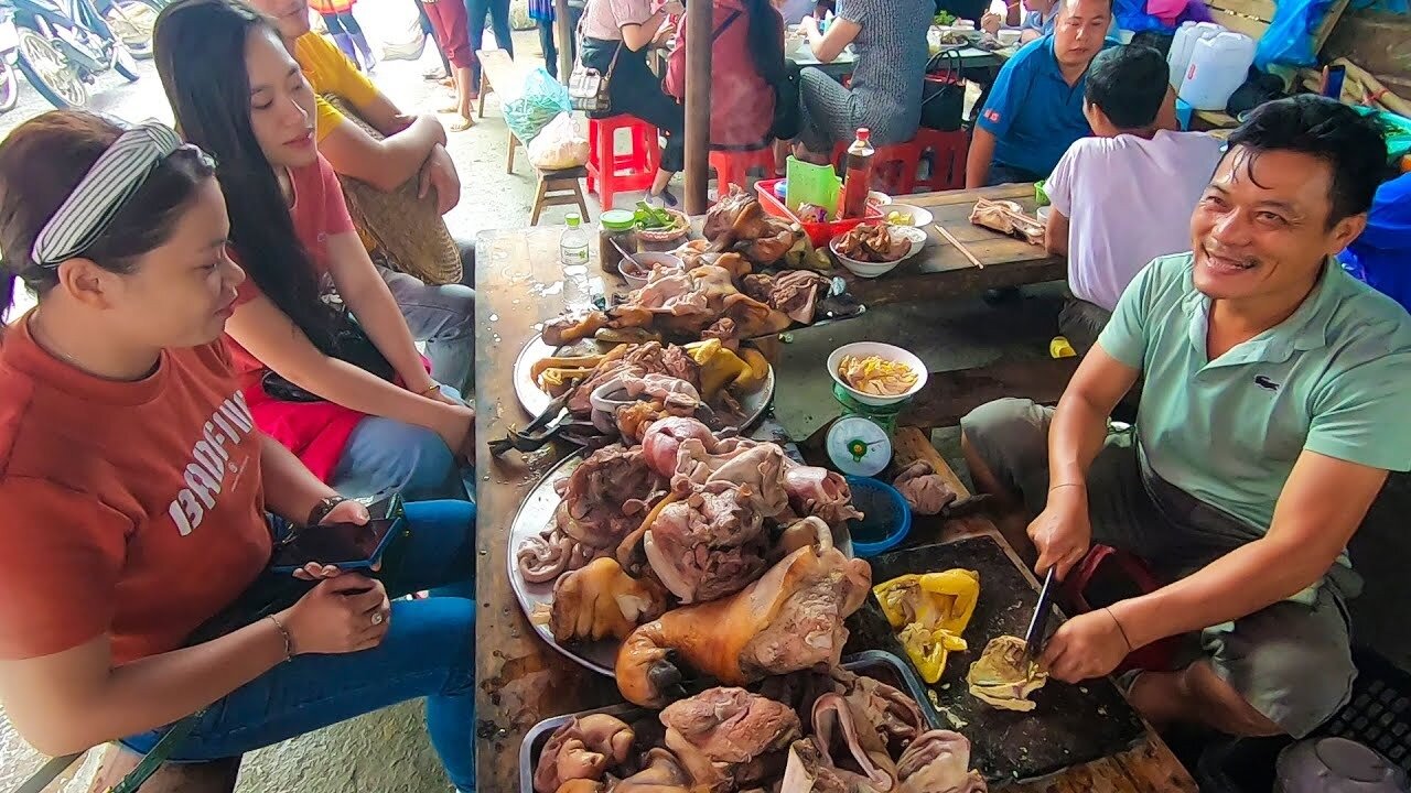 The local selling local food at Mai Chau Ward, Phu Tho Province